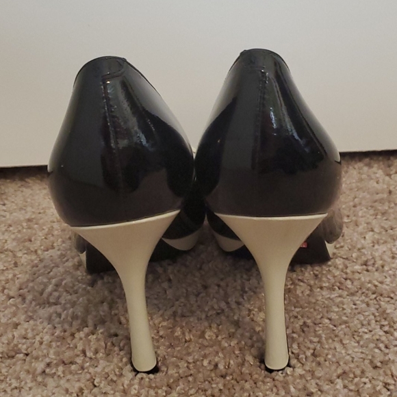 Peekaboo heals - Picture 3 of 4